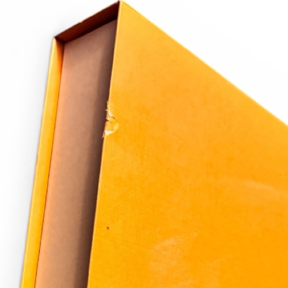 Louis Vuitton Magnet Closure Box & Ribbon - Picture 9 of 12